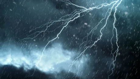 Fenomene meteorologice extreme cu fulgere și ploi abundente.
