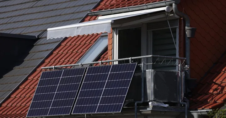 Panouri solare instalate pe un balcon, oferind soluții energetice alternative.