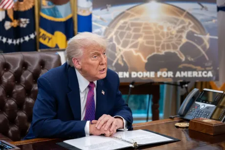 Donald Trump discutând despre tarifele vamale și Groenlanda.