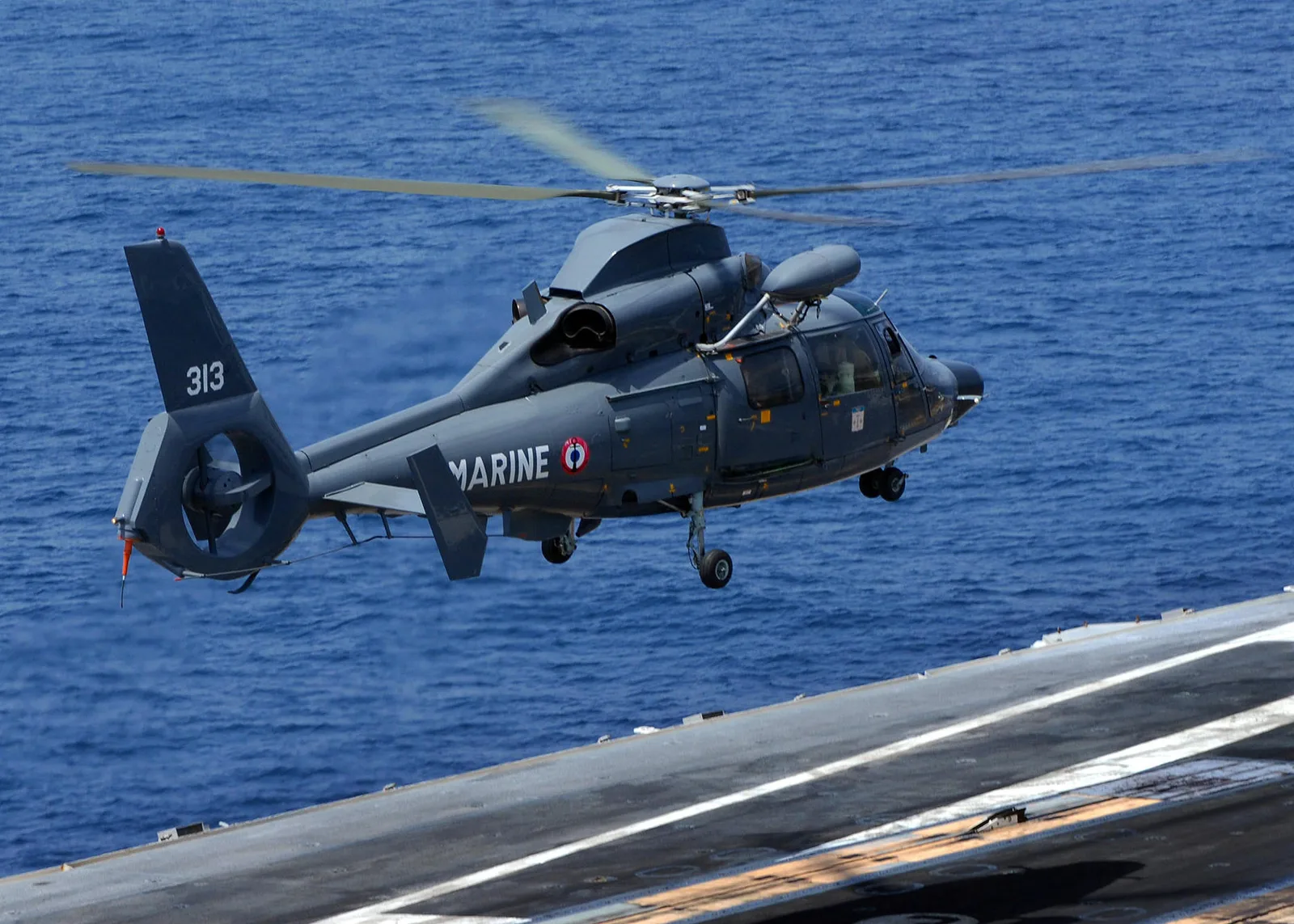 Un elicopter de intervenție al marinei franceze în acțiune pe mare.