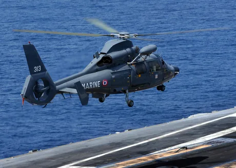 Un elicopter de intervenție al marinei franceze în acțiune pe mare.