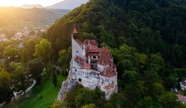 Castelul Bran, simbol al istoriei românești, înconjurat de natură.
