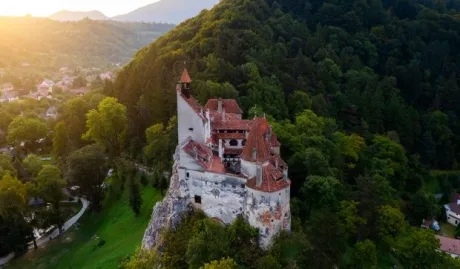 Castelul Bran, simbol al istoriei românești, înconjurat de natură.