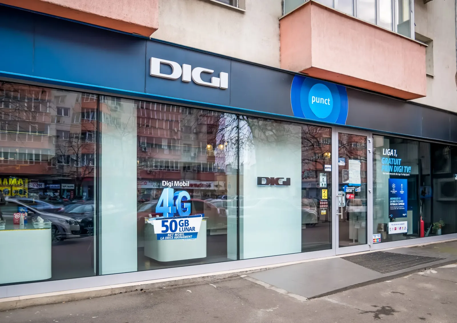 Sediul Digi Communications, cu oferte de servicii de telecomunicații vizibile.