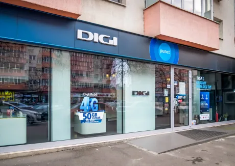 Sediul Digi Communications, cu oferte de servicii de telecomunicații vizibile.
