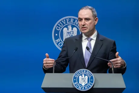 Ministrul Finanțelor discutând despre investiții în infrastructură.