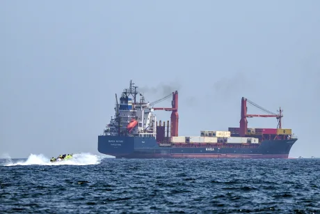 Nava San Antonio navigând pe o rută maritimă importantă în Strâmtoarea Hormuz.