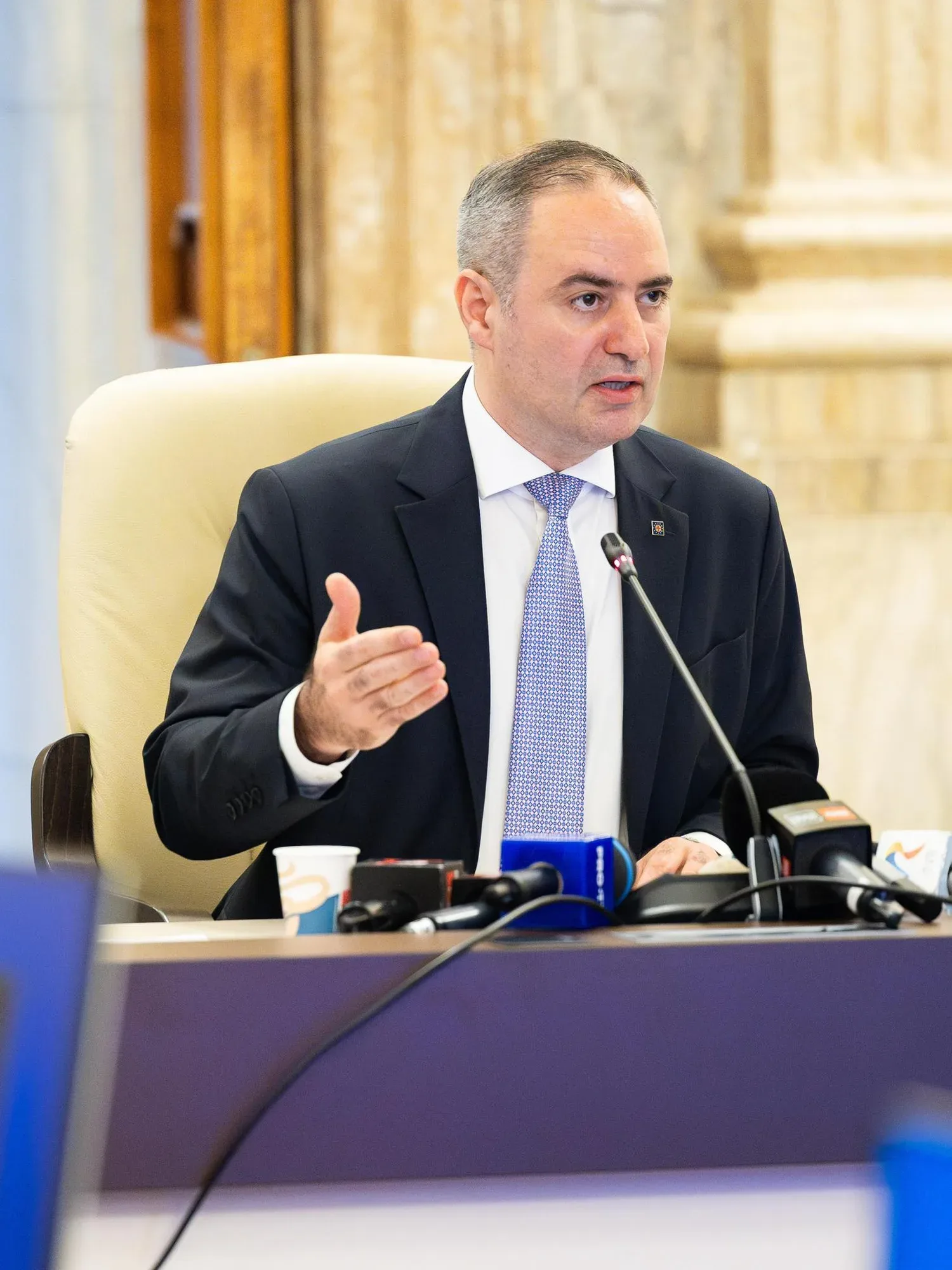 Alexandru Nazare discutând despre inflația din România.