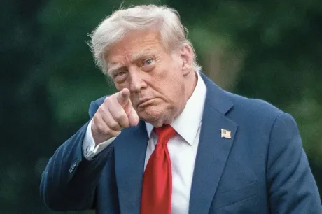 Donald Trump arătând cu degetul, exprimându-se ferm.