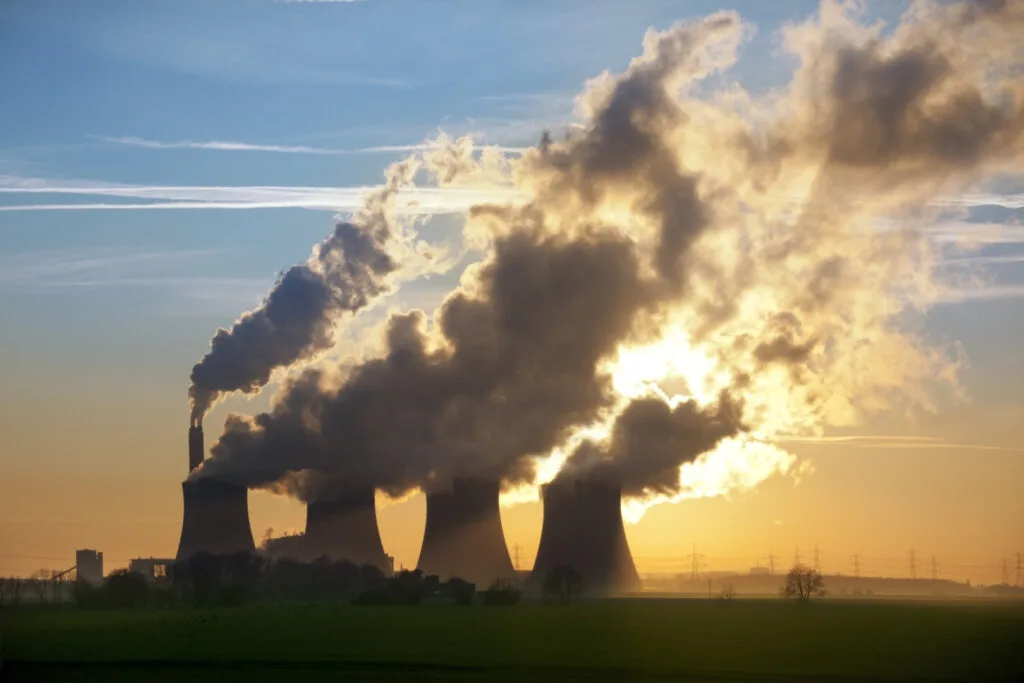 Fum provenit de la o centrală electrică în lumina apusului.
