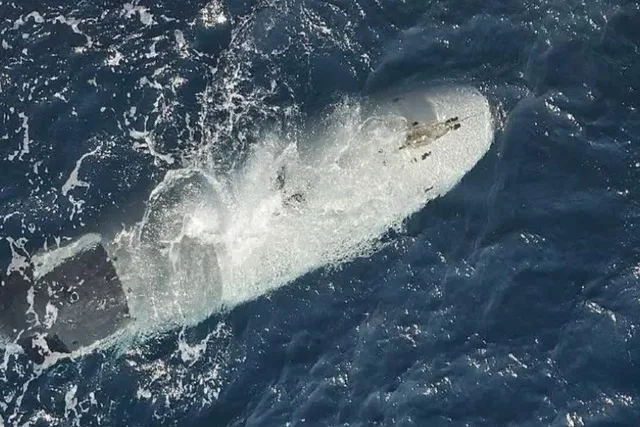 Dronă submarină americană în apă, capturată de Gardienii Revoluției în Strâmtoarea Ormuz.