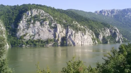 Peisaj natural cu stânci și apă în zona Dunării.