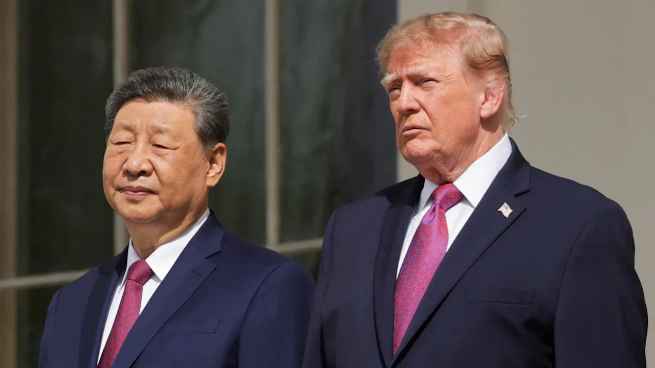 Xi Jinping și un lider american la o ceremonie oficială, cu expresii serioase.