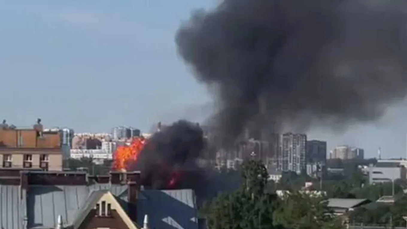Foc și fum negru deasupra uzinei Arsenal din Sankt Petersburg.