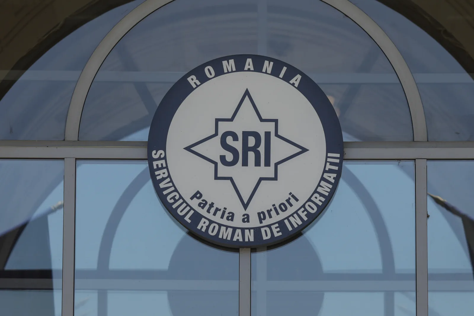 Logo-ul SRI pe un fundal de sticlă, simbolizând securitatea națională.