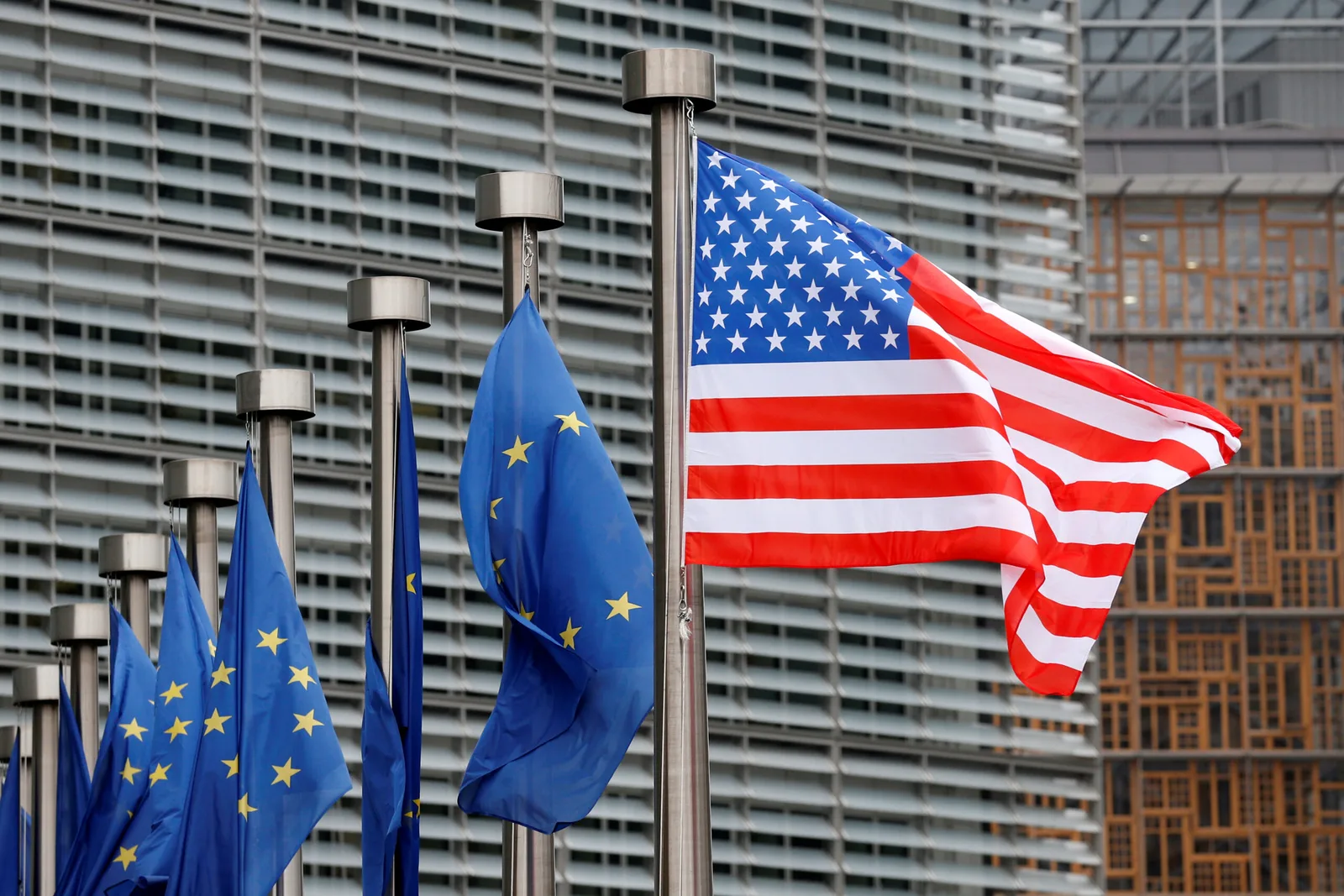 Steagurile Uniunii Europene și Statelor Unite fluturând împreună.