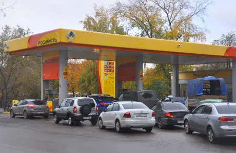Stație de benzină Rosneft cu mașini așteptând la pompă în Rusia.
