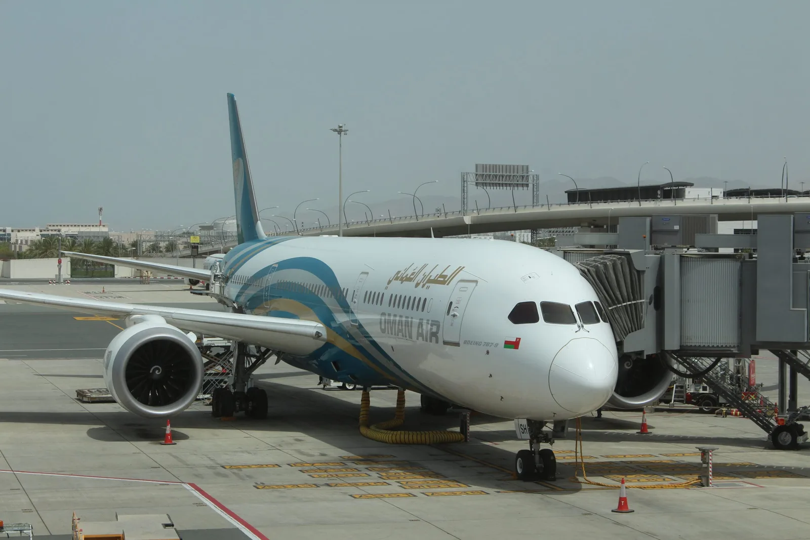Un avion pregătit pentru zbor la aeroportul din Dubai.