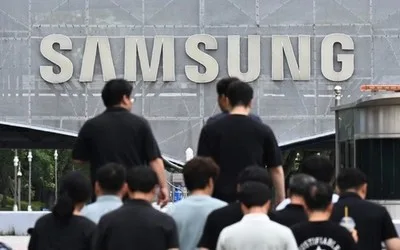 Oameni mergând spre sediul Samsung, simbolizând inovația în tehnologie.