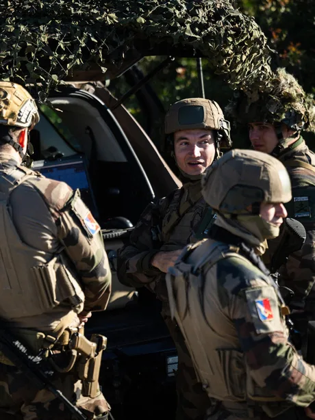 Soldați elvețieni în echipament militar, pregătiți pentru exerciții de apărare.