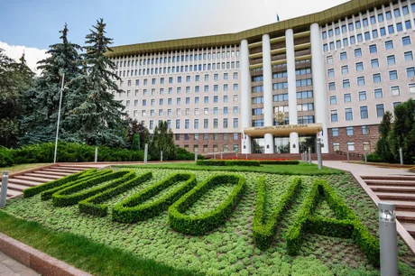 Clădirea guvernului din Republica Moldova, cu vegetație bine întreținută.