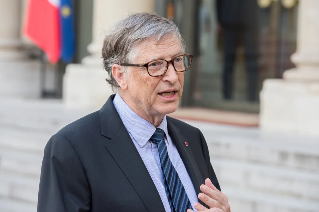 Bill Gates discută despre reglementările necesare pentru inteligența artificială.