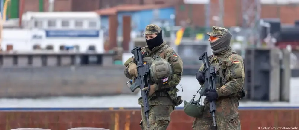 Soldați germani în exercițiul Red Storm Charlie la Hamburg.