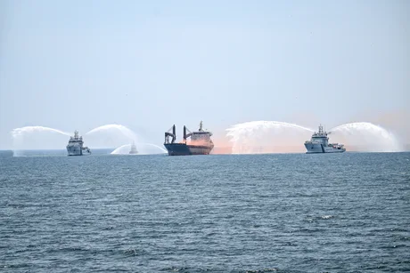 Trei petroliere escortate de navele de coastă în apele din apropierea Mumbai-ului.