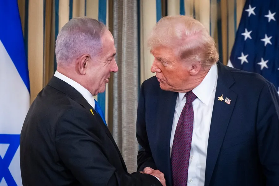 Donald Trump și Benjamin Netanyahu discutând despre tensiunile din Orientul Mijlociu.