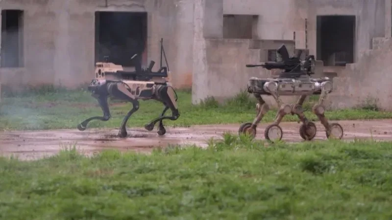 Dronă militară și robot de luptă în antrenament pe un teren de exerciții.