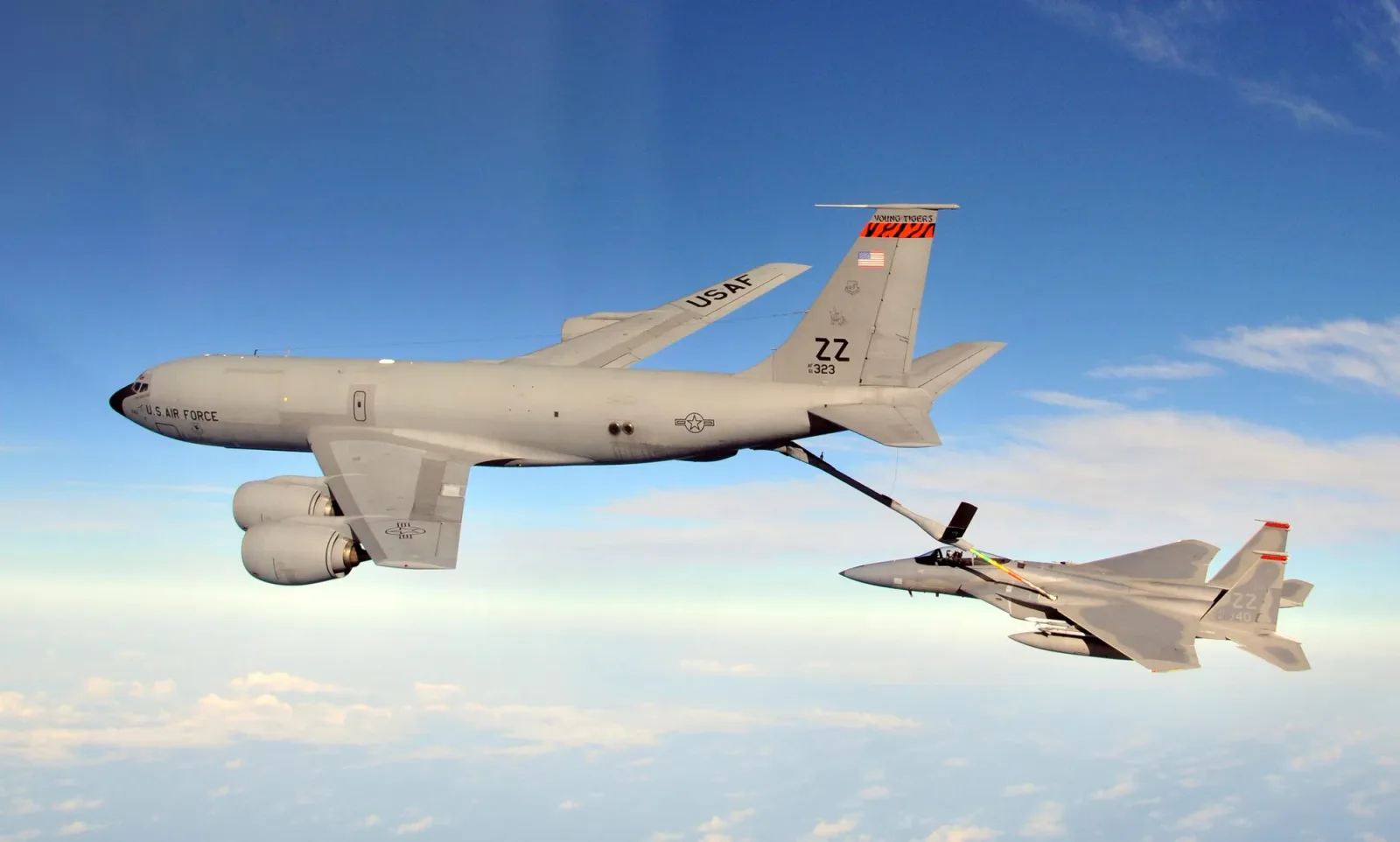 Avion militar american realimentează un alt avion în zbor.