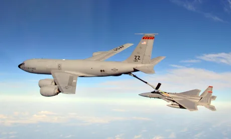 Avion militar american realimentează un alt avion în zbor.