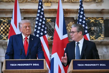 Keir Starmer discută despre deciziile militare cu oficiali britanici.