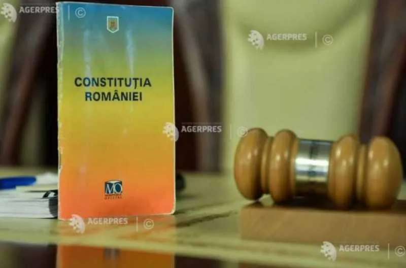 Cărți și ciocan de judecător pe o masă, simbolizând justiția.
