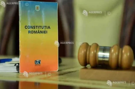 Cărți și ciocan de judecător pe o masă, simbolizând justiția.