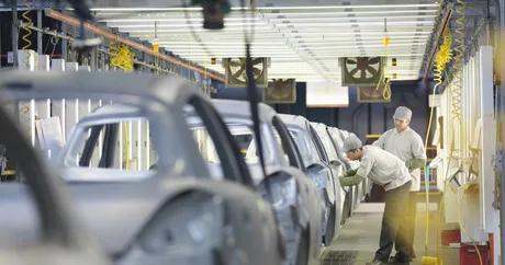 Uzina Dacia din Mioveni, cu muncitori la linia de producție, în contextul provocărilor energetice.