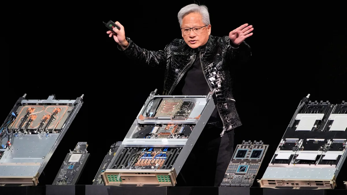 Jensen Huang prezentând tehnologia NVIDIA pe scenă