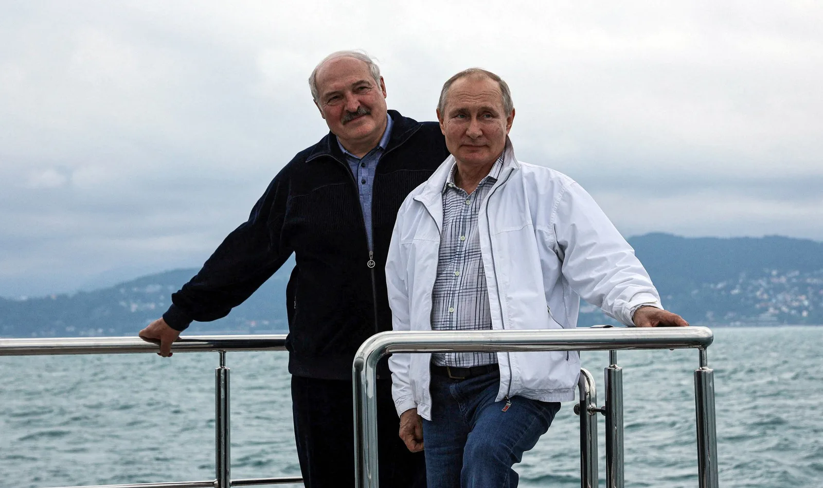 Vladimir Putin și Aleksandr Lukașenko pe un vas, discutând despre situația din Ucraina.
