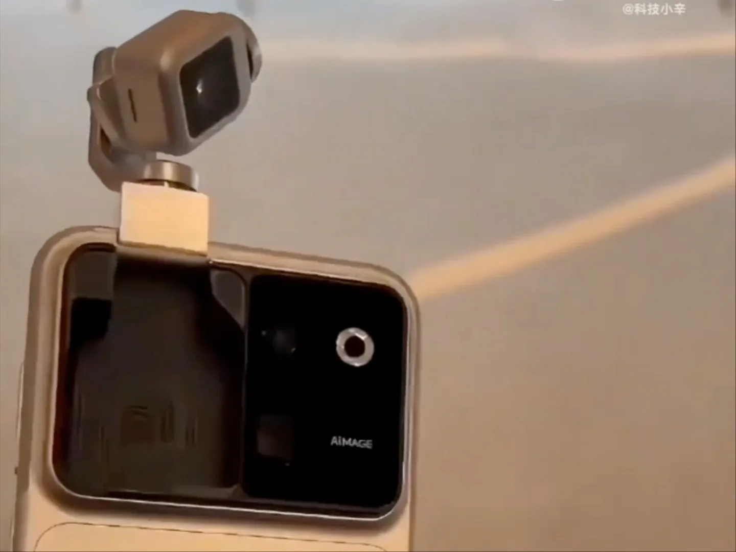Camera cu gimbal a telefonului Honor Robot, surprinsă în acțiune.