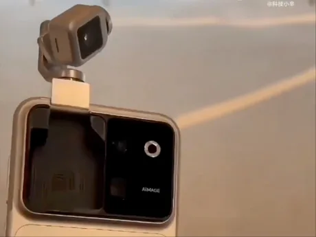 Camera cu gimbal a telefonului Honor Robot, surprinsă în acțiune.