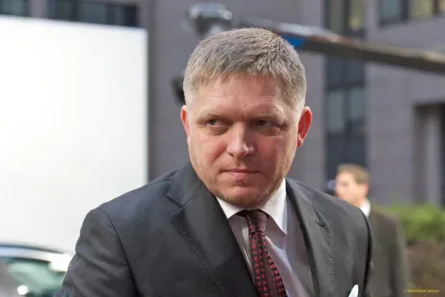 Robert Fico, politician slovac, în costum, privire serioasă.