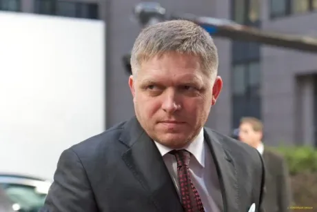 Robert Fico, politician slovac, în costum, privire serioasă.