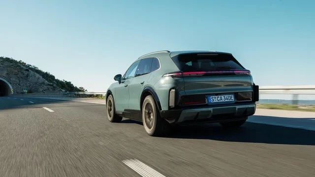 Porsche Macan pe drum, evidențiind tranziția către vehicule electrice.