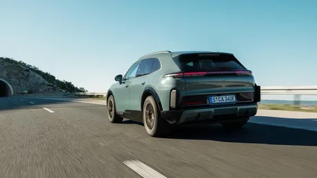 Porsche Macan pe drum, evidențiind tranziția către vehicule electrice.