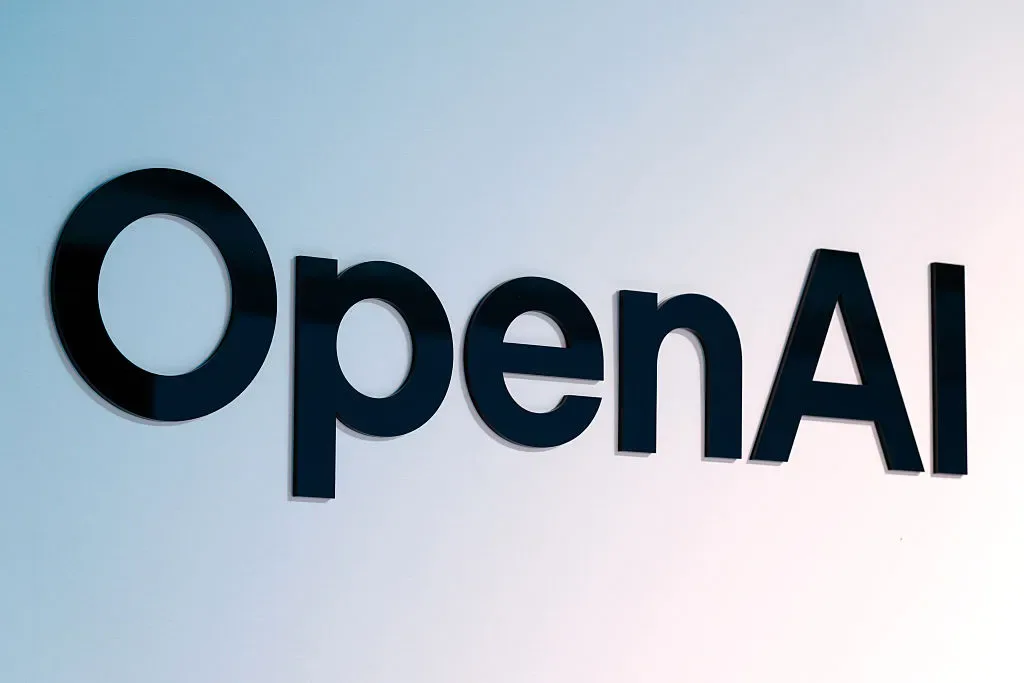 Logo OpenAI pe un fundal deschis, simbolizând inovația în inteligența artificială.