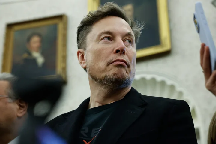 Elon Musk anunță redenumirea companiei de AI pentru a se alinia cu Trump.