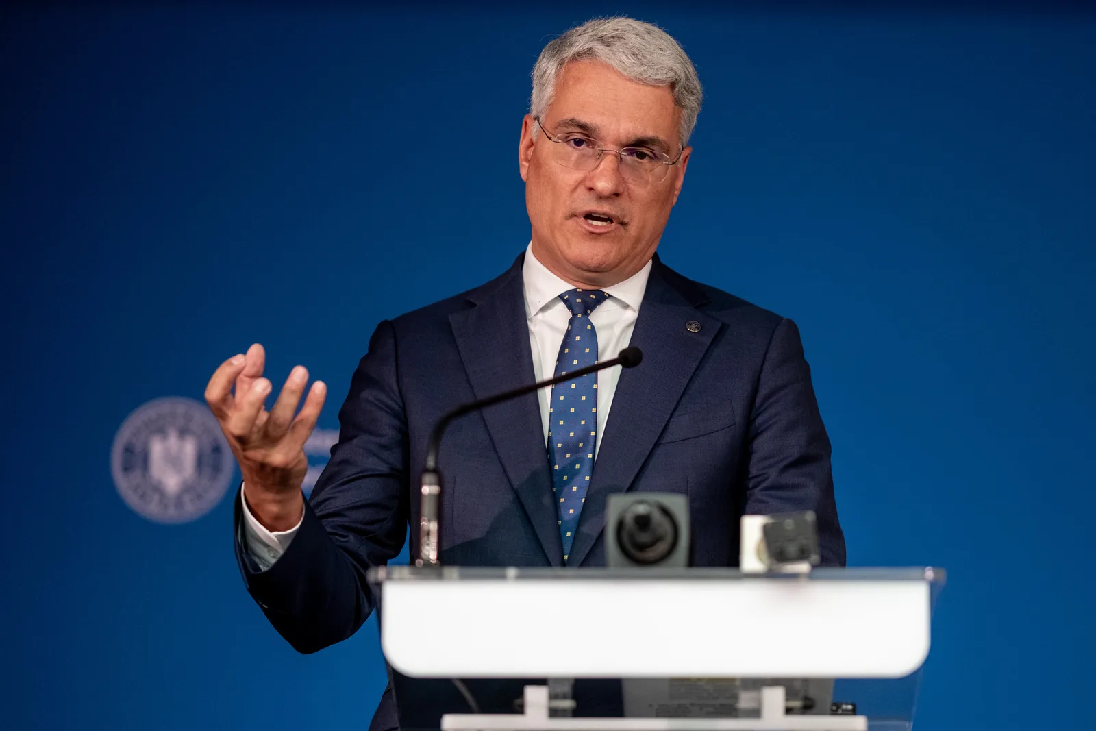 Ministrul Muncii discutând despre reforma salarizării în sectorul public.