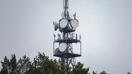Turn de telecomunicații într-o zonă rurală, simbolizând infrastructura digitală.