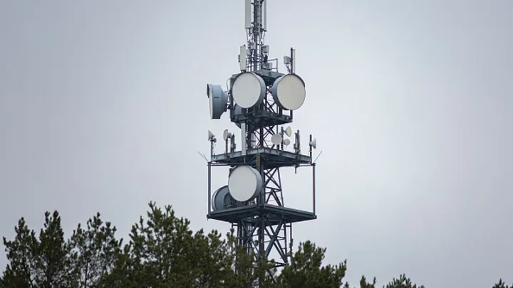 Turn de telecomunicații într-o zonă rurală, simbolizând infrastructura digitală.