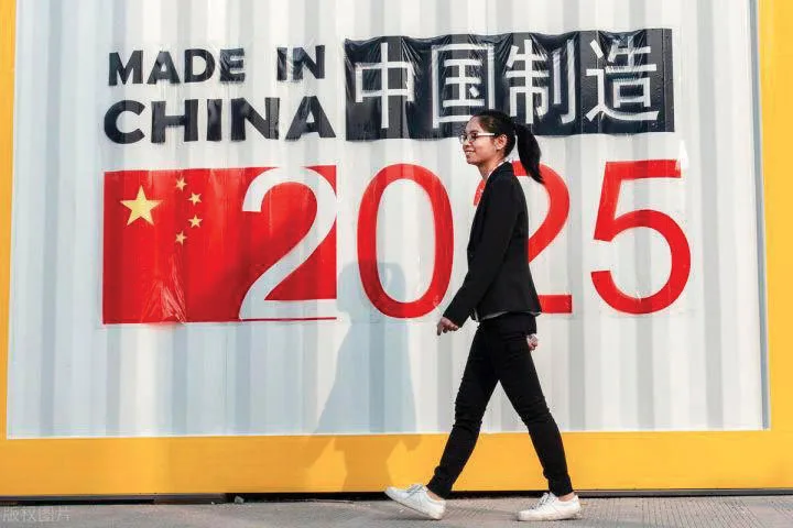 O femeie trece pe lângă un panou cu mesajul "Made in China 2025".